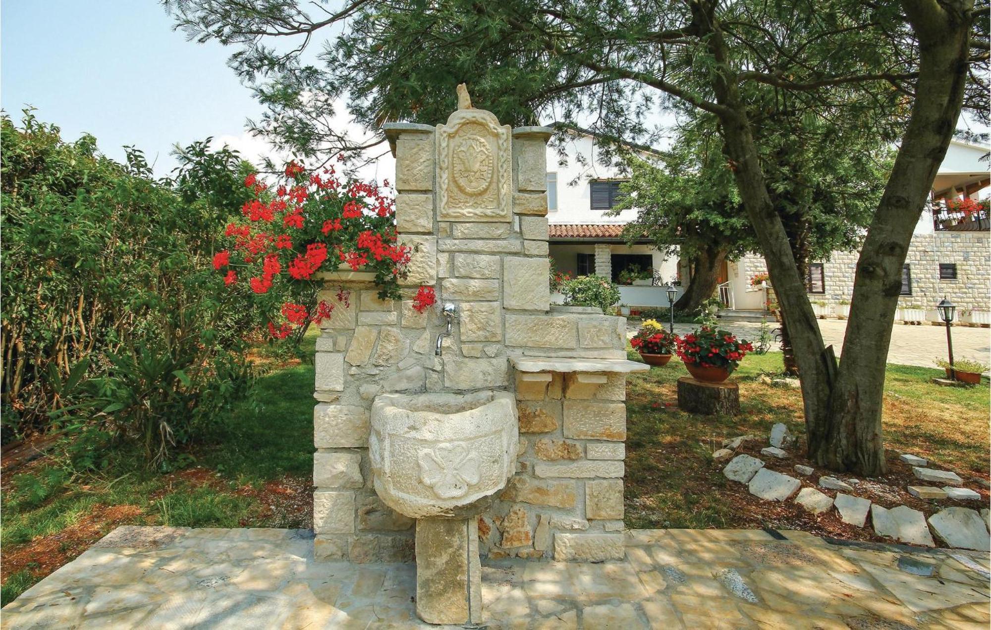 Beautiful Apartment In Porec With Wifi المظهر الخارجي الصورة