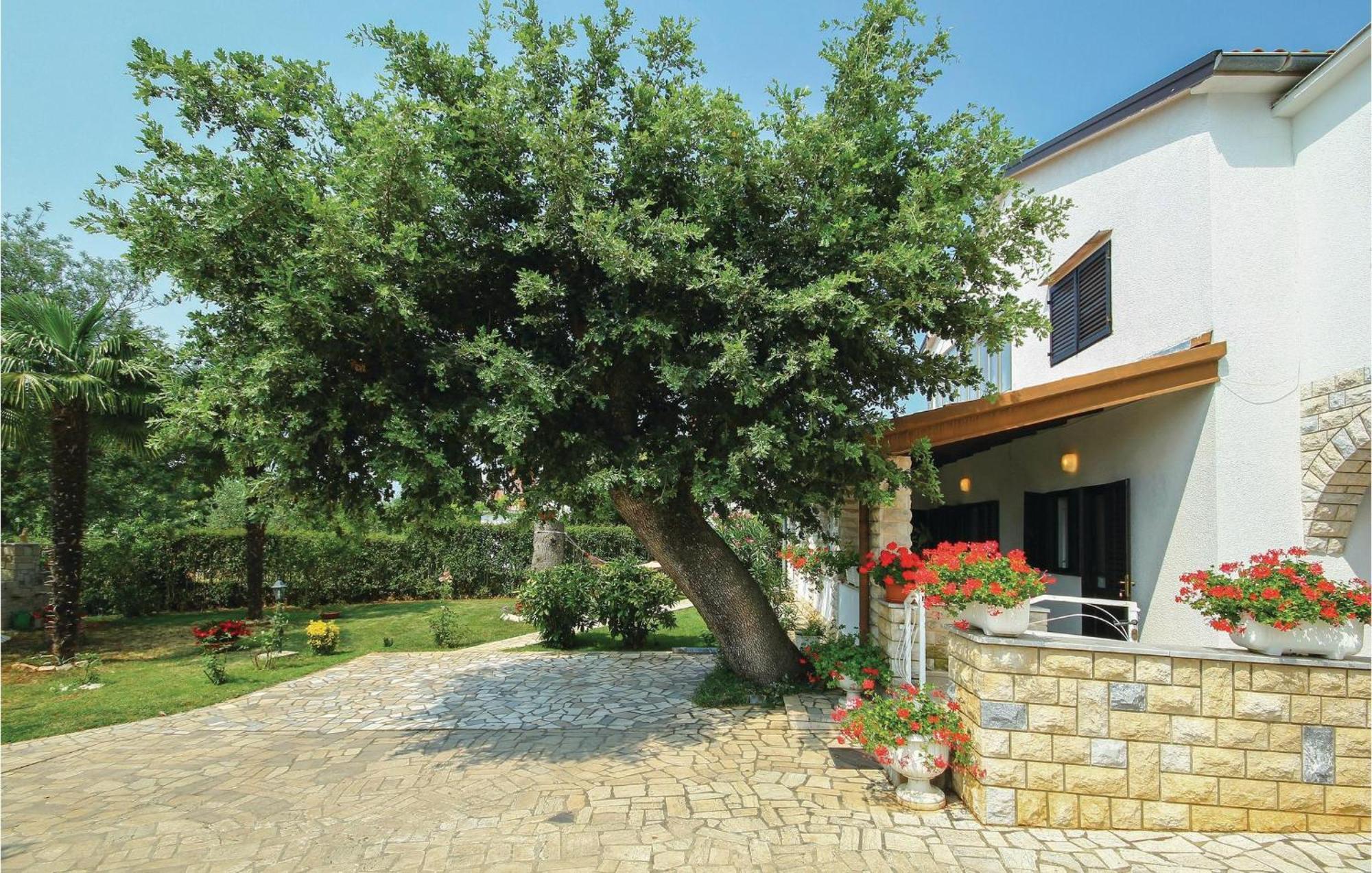 Beautiful Apartment In Porec With Wifi المظهر الخارجي الصورة